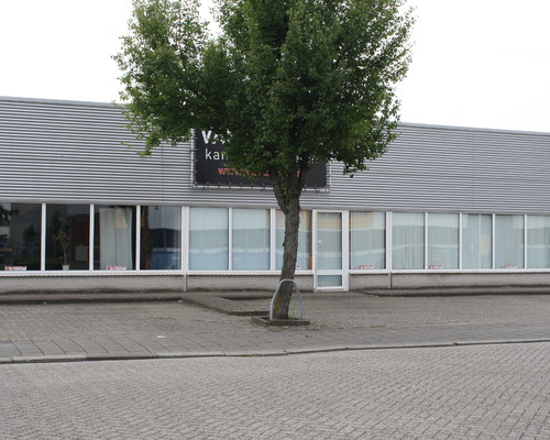 Bedrijfsruimte met showroom en binnenplaats 